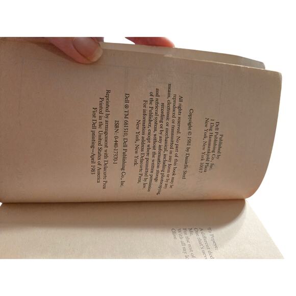 Danielle Steel REMEMBRANCE Vintage Romance WWII Family Saga Dell 0440173701 - Picture 7 of 8